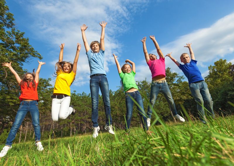 dzieci na zewnątrz
